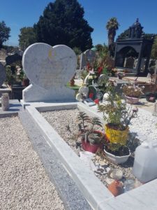 MONUMENT EN MARBRE BLANC