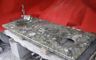 Plan vasque en granit Gauguin avec ouvertures concaves polies